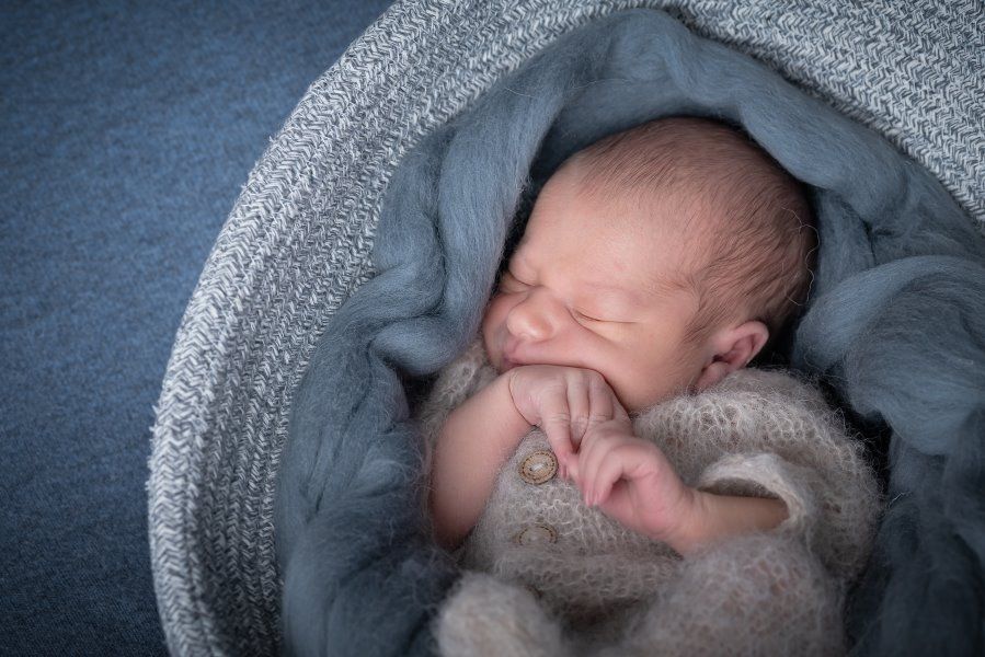Séance photo nouveau-né en studio réalisée à Neuchâtel