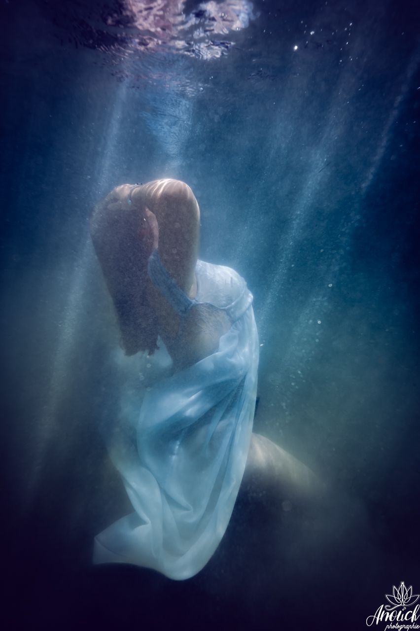 Portrait artistique sous l’eau lors d’une séance aquatique guidée