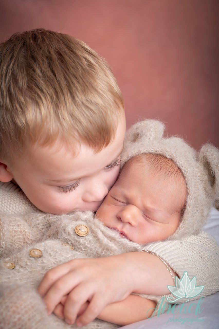 Séance photo nouveau-né réalisée à Neuchâtel dans une approche douce