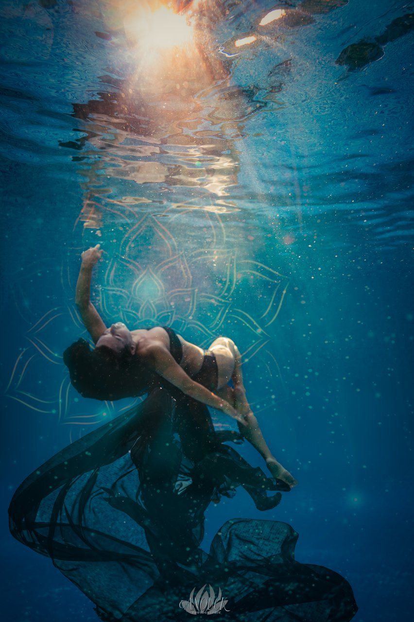 Portrait artistique sous l’eau lors d’une séance aquatique guidée