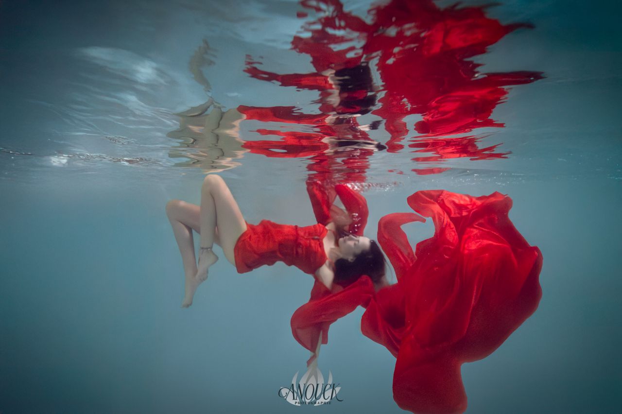 Photographie aquatique artistique en piscine privatisée en Suisse Romande