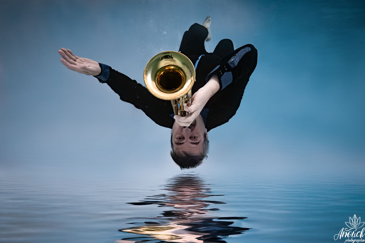 Portrait artistique sous l’eau lors d’une séance aquatique guidée
